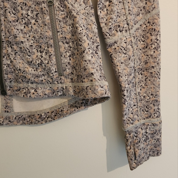 Lululemon Forme Jacket *Cuffins (with cuffs) Petite Fleur Silver Spoon - Size 4 - Picture 9 of 15